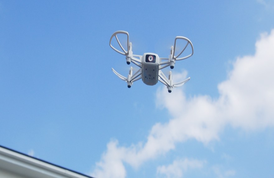 青空を飛行する点検用ドローン