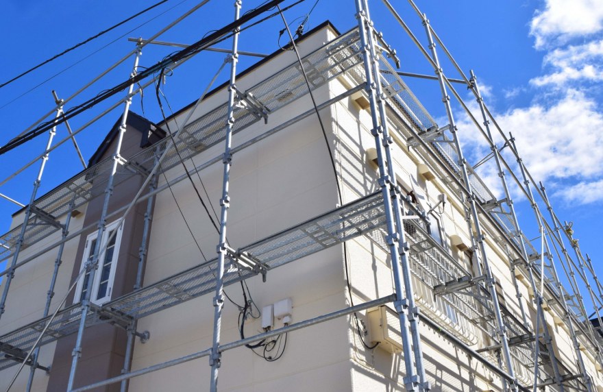 足場が組まれた工事中の建物