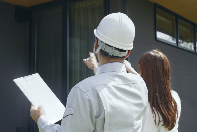 建物の現地調査を行う担当者とお客様
